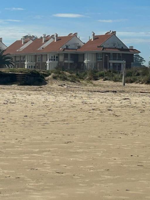 Playa De Berria -Apartamento Con Piscina Y Vistas Al Mar Santona Ngoại thất bức ảnh