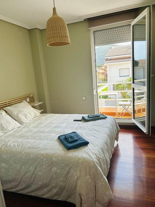 Playa De Berria -Apartamento Con Piscina Y Vistas Al Mar Santona Ngoại thất bức ảnh